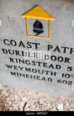 Costa sud-ovest il percorso segno alla porta di Durdle, Dorset, Regno Unito Foto Stock