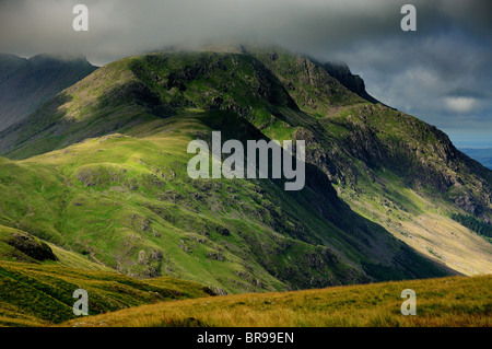 Il cloud e le ombre sul pilastro , montagna nel Lake District inglese Foto Stock