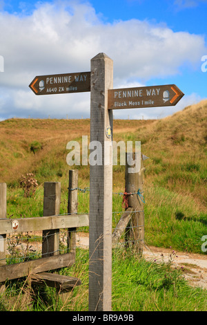 Pennine Way waymarker sopra Saddleworth, Oldham, Greater Manchester, Lancashire, Inghilterra, Regno Unito. Foto Stock