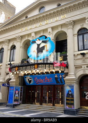 La facciata della London Palladium mostra Sister Act e Argyll Street London REGNO UNITO Foto Stock