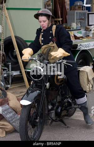 Saluto a 1940 dotate di reenactments della vita civile nella seconda guerra mondiale e il salvataggio dell'esercito a Dunkerque Foto Stock