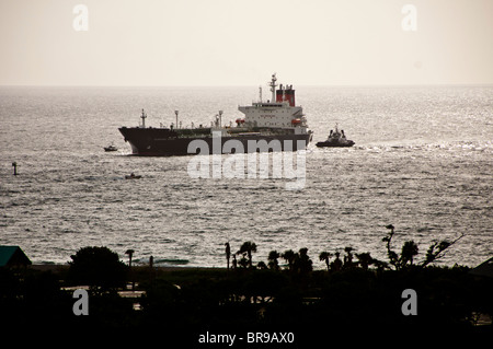 Port Everglades, Florida, Stati Uniti d'America. Petroliera, Sunshine State docking con assistenza di traino Seabulk rimorchiatore, New River. Foto Stock