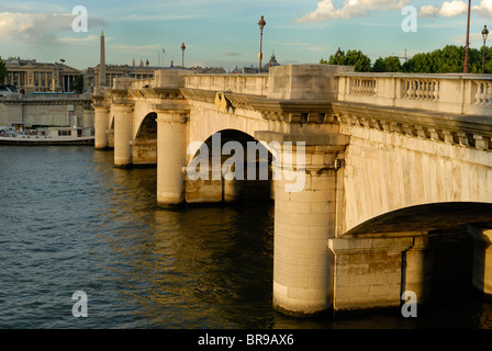 Pont de la Concorde oltre il Fiume Senna, Parigi Francia. Foto Stock