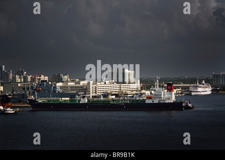 Port Everglades, Florida, Stati Uniti d'America. Petroliera, Sunshine State docking con assistenza di traino Seabulk rimorchiatore, New River. Foto Stock