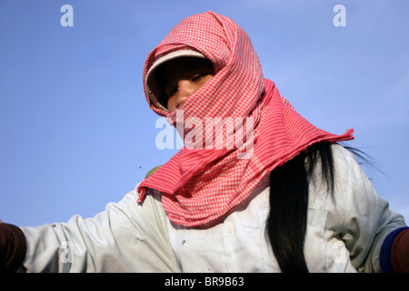 Una donna che indossa un khroma purifica per materiale riciclabile al pungo Meanchey discarica in Phnom Penh Cambogia. Foto Stock