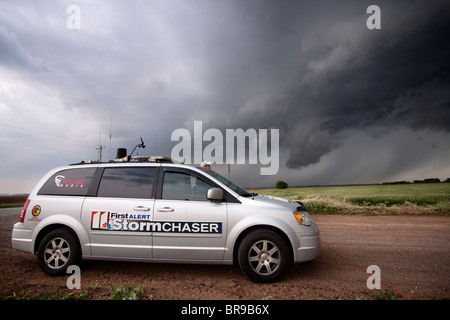 Storm Chaser David Drummond monitora un sviluppo di grave tempesta in nord Oklahoma, 12 maggio 2010. Foto Stock