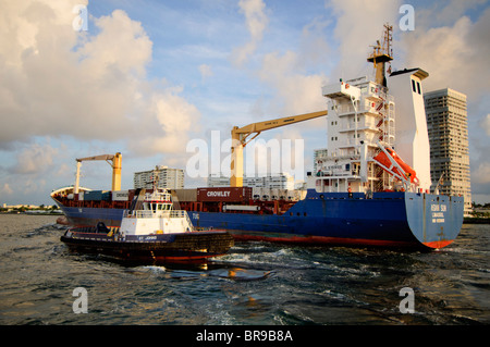 Port Everglades, Florida, Stati Uniti d'America. Traino Seabulk's SDM, St. Johns, assistendo nave portacontainer, Asian Sun nella porta Foto Stock