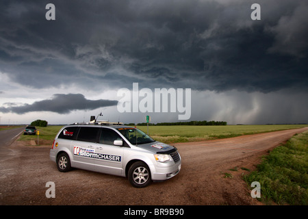 Storm Chaser David Drummond monitora un sviluppo di grave tempesta in nord Oklahoma, 12 maggio 2010. Foto Stock