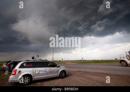 Storm Chaser David Drummond monitora un sviluppo di grave tempesta in nord Oklahoma, 12 maggio 2010. Foto Stock