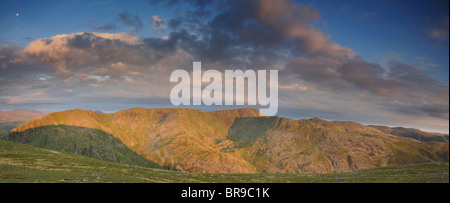 Panorama di Dollywagon Pike, Nethermost Pike e Helvellyn nel Lake District inglese. Presa all'alba da St Domenica Falesia Foto Stock