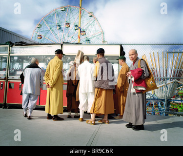 I monaci sul Boardwalk Coney Island New York. Foto Stock