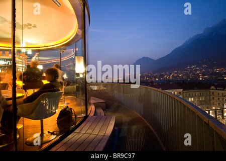 Una vista dello skyline di notte ad Innsbruck in Austria. Foto Stock