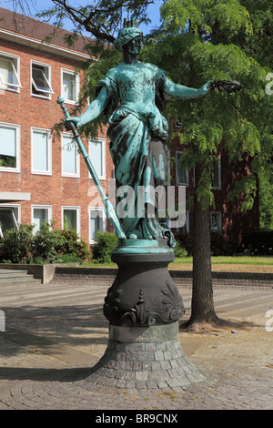 Die guerra Kilia-Figur frueher Teil des Kilia-Brunnens und steht heute im Bereich Daenische Strasse Schlossgarten, Kiel, Kieler Foerde, Ostsee, Schleswig Foto Stock