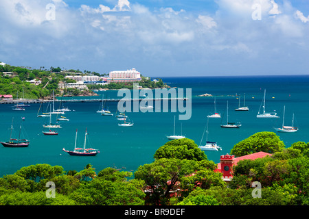 Vista della barca in porto Charlotte Amalle. San Tommaso, Isole Vergini americane. Foto Stock