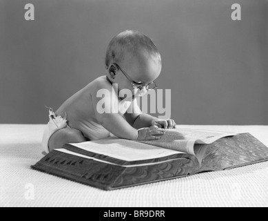 Bambini in costume da libro. Scuola vestire festa. Studio di lingua inglese  e letteratura per bambini piccoli. Lettura per il bambino della scuola  primaria Foto stock - Alamy