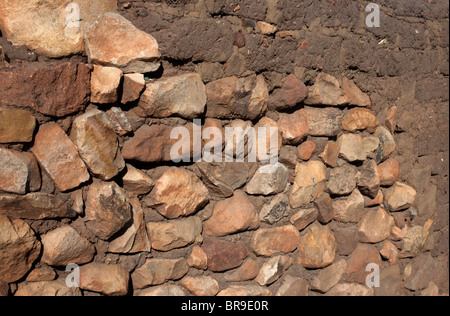 Pietra e adobe, (mattone di fango), formano un contrasto di materiali da costruzione per pareti di una casa a Pucara, Perù. Foto Stock