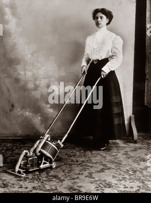 1900s donna utilizzando ASPIRAPOLVERE Foto Stock