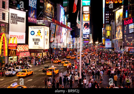 La notte a Times Square, New York City, USA Foto Stock