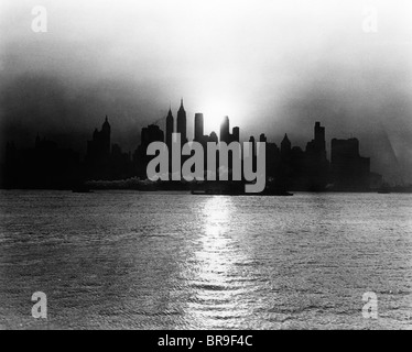 1930s 1940 MATTINA PRESTO MISTY SUNRISE NEW YORK CITY CON RIMORCHIATORE BARGE nel fiume Hudson Foto Stock