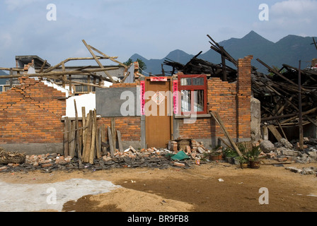 Case distrutte da un terremoto di Pingan Township in Cina. Foto Stock