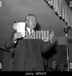 Uomo politico britannico Harold Wilson parlando nel West Midlands 27/10/1957 Foto Stock