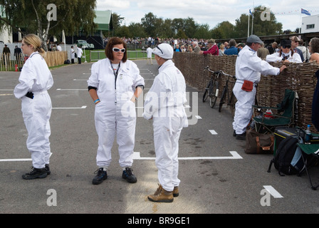 Donne che lavorano negli sport motoristici nei Pits. Tradizionalmente un lavoro che un uomo farebbe. Goodwood Festival of Speed. Goodwood Sussex. REGNO UNITO. 2010, 2010 HOMER SYKES Foto Stock