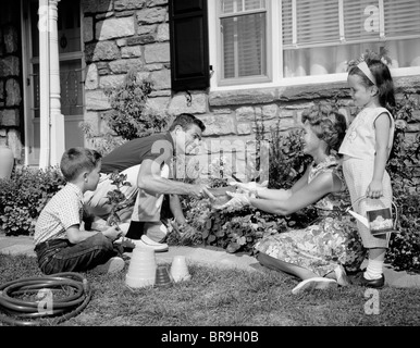 Negli anni sessanta la famiglia giardino nel cortile Foto Stock