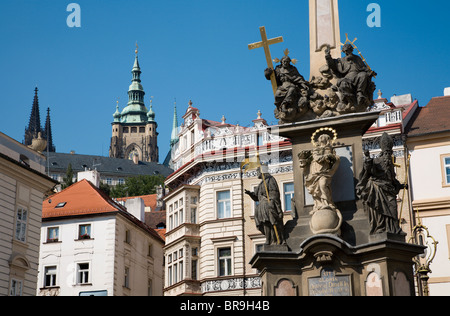 Praga - colonna barocca della Santissima Trinità e la torre di st. Cattedrale di San Vito Foto Stock
