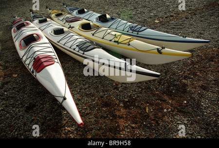 4 per due persona kayak in appoggio sulla spiaggia rocciosa Foto Stock