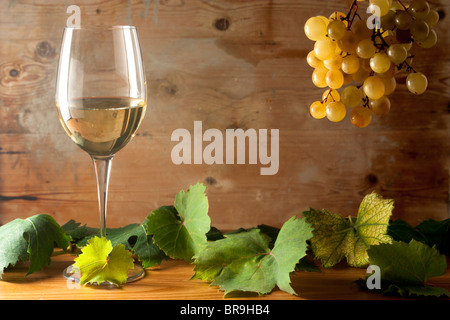 Vetro con vino e uva Foto Stock