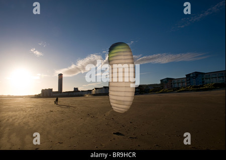 Swansea ( Abertawe ), West Glamorgan,South Wales, Regno Unito. Aquiloni utilizzando una scheda di terreno sulla Spiaggia di Swansea con il meridiano Quays, Foto Stock