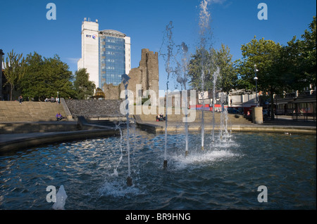 Swansea ( Abertawe ), West Glamorgan,South Wales, Regno Unito. Scena di strada mostra dopo la seconda guerra mondiale la ricostruzione, rimane della cas Foto Stock