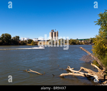 Un motoscafo sul fiume Sacramento a Sacramento in California Foto Stock