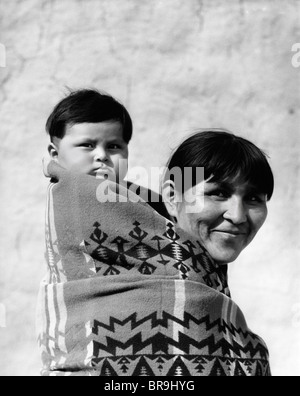 1930s sorridente pueblo la madre e il bambino sul retro entrambi avvolti in tessuto PAPOOSE COPERTA Foto Stock