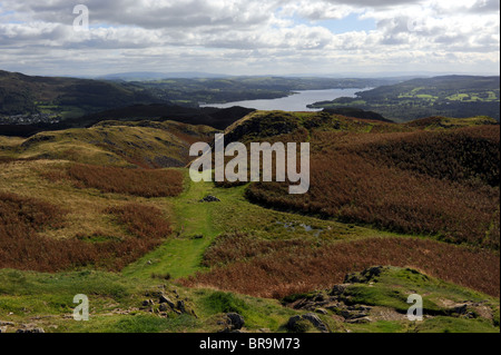 Vista dalla cima del Loughrigg Fell che si affaccia sul lago Windermere, vicino al villaggio del Lake District di Ambleside, Cumbria, Regno Unito Foto Stock