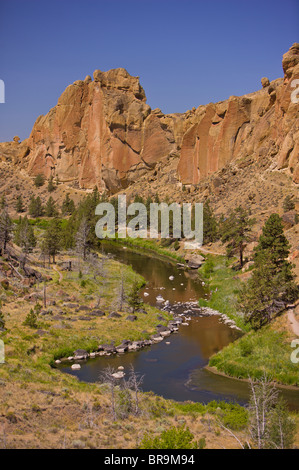 REDMOND, OREGON, Stati Uniti d'America - Smith Rock State Park e il fiume storto. Foto Stock