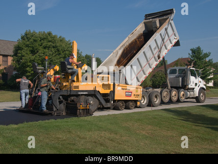 Strada di pavimentazione in zona residenziale . Ohio USA Foto Stock