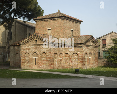 Ravenna, Italia. Mausoleo di Galla Placidia, inteso come tomba per imperatrice romana Galla Placidia. Esterno. Foto Stock