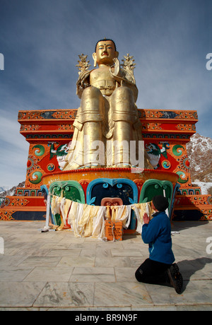 Una donna è pregare presso il golden Meitraya Buddha a monastero Likir Ladakh,l'India Foto Stock