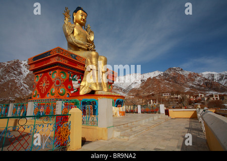 Una donna è pregare presso il golden Meitraya Buddha a monastero Likir Ladakh,l'India Foto Stock