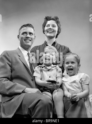 Degli anni Cinquanta la famiglia sorridente in posa insieme Foto Stock