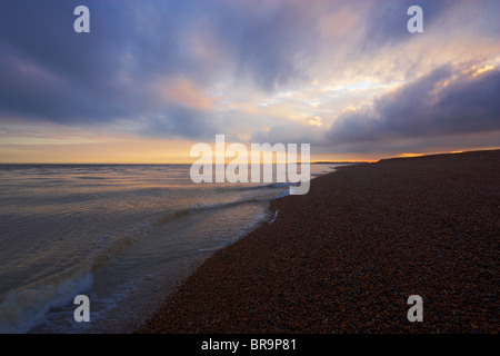 Un bel tramonto a Shingle Street sulla costa di Suffolk Foto Stock
