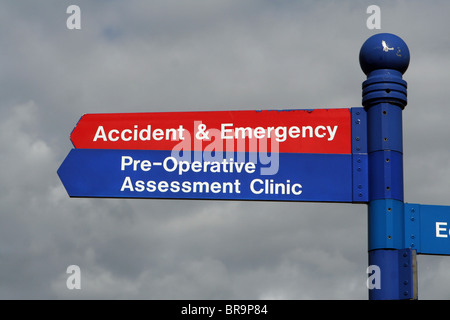 Incidenti e segno di emergenza al di fuori dell ospedale di Warwick, England, Regno Unito Foto Stock