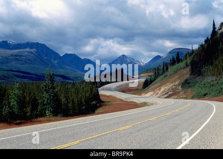 Alaska Highway avvolgimento attraverso Cassiar montagne e foresta boreale, Yukon Territory, Canada Foto Stock