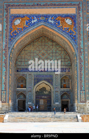 Dettaglio della Sher Dor Medressa, parte del Registan, Samarcanda, Uzbekistan Foto Stock