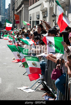 Mexican-Americans raccogliere su Madison Avenue a New York per l annuale il giorno dell indipendenza messicana Parade Foto Stock