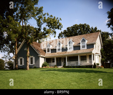 Grigio a due piani di casa con portico anteriore quattro stile DORMER WINDOWS Foto Stock