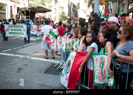 Mexican-Americans raccogliere su Madison Avenue a New York per l annuale il giorno dell indipendenza messicana Parade Foto Stock