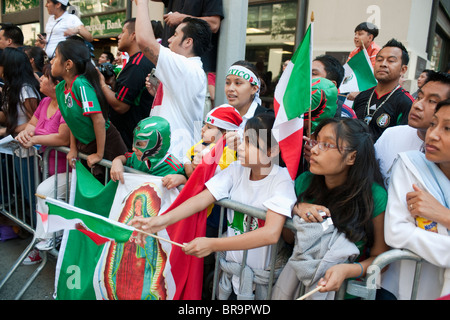 Mexican-Americans raccogliere su Madison Avenue a New York per l annuale il giorno dell indipendenza messicana Parade Foto Stock