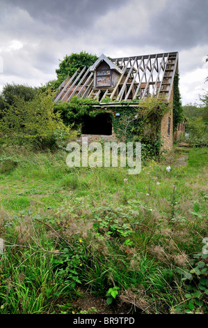 In rovina e abbandonata casa in campagna Foto Stock